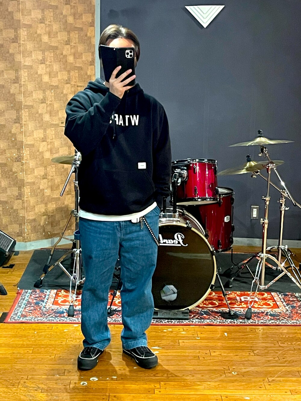 「NEIGHBORHOOD、wtaps、converse、ビッグシルエット、ストリート、シンプル、大人カジュアル、パーカー、デニム、ペインターパンツ、MA-1、お洒落さんとつながりたい、いいね、save、フォローお願いします🤑、冬コーデ、スニーカー」｜「NEIGHBORHOODのアイテム（MA-1、ブラック系）」を使った、minetoraさん（メンズ・171cm）の冬コーディネートの5枚目の写真