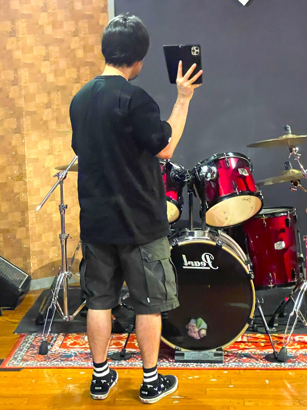 ブラック系のTシャツ/カットソー、ブラック系のカーゴパンツ、ブラック系のスニーカーを着用したメンズの夏コーディネートの4枚目の写真