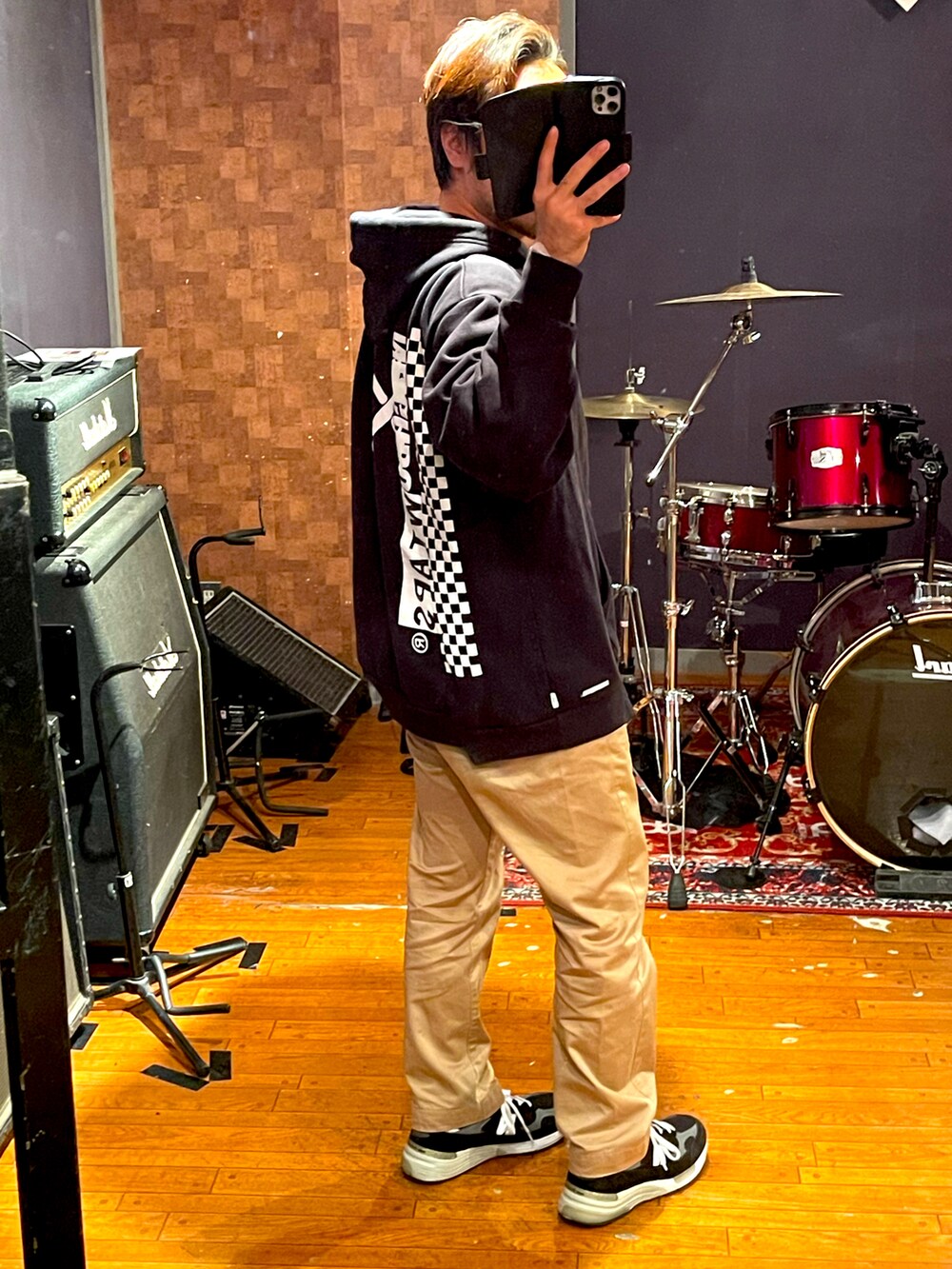 「お洒落さんとつながりたい、カジュアル、きれいめカジュアル、シンプルコーデ、シンプル、大人コーデ、低身長コーデ、大人カジュアル、スニーカー、パーカー、チノパン、wtaps、NEIGHBORHOOD、New Balance、ストリート」｜「WTAPSのアイテム（パーカー、ブラック系）」を使った、minetoraさん（メンズ・170cm）の冬コーディネートの2枚目の写真