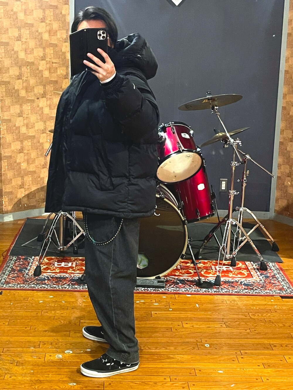 ブラック系のダウンジャケット/コート、ブラック系のパーカー、ブラック系のデニムパンツを着用したメンズの冬コーディネートの2枚目の写真