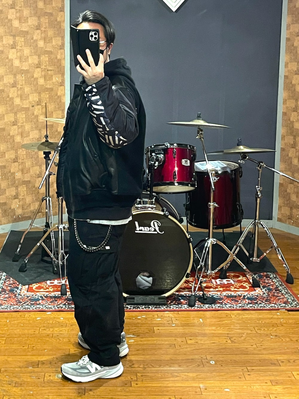 「大人カジュアル、カジュアル、ブラック、MA-1、カーゴパンツ、スニーカー、パーカー、ビッグシルエット、オーバーサイズ、いいね、save、フォローお願いします🤑、冬コーデ、New Balance、NEIGHBORHOOD、wtaps、CALEE」｜「NEIGHBORHOODのアイテム（MA-1、ブラック系）」を使った、minetoraさん（メンズ・171cm）の冬コーディネートの2枚目の写真