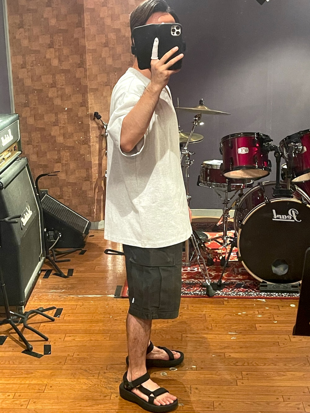 「大人コーデ、ハーフパンツ、夏コーデ、Tシャツ、シンプルコーデ、ラフ、今日のコーデ、ショートパンツ、ラフコーデ、wtaps、teva、フリークスストア、CALEE、オーバーサイズ、ビッグシルエット」｜「FREAK'S STOREのアイテム（Tシャツ/カットソー、グレー系）」を使った、minetoraさん（メンズ・170cm）の夏コーディネートの2枚目の写真