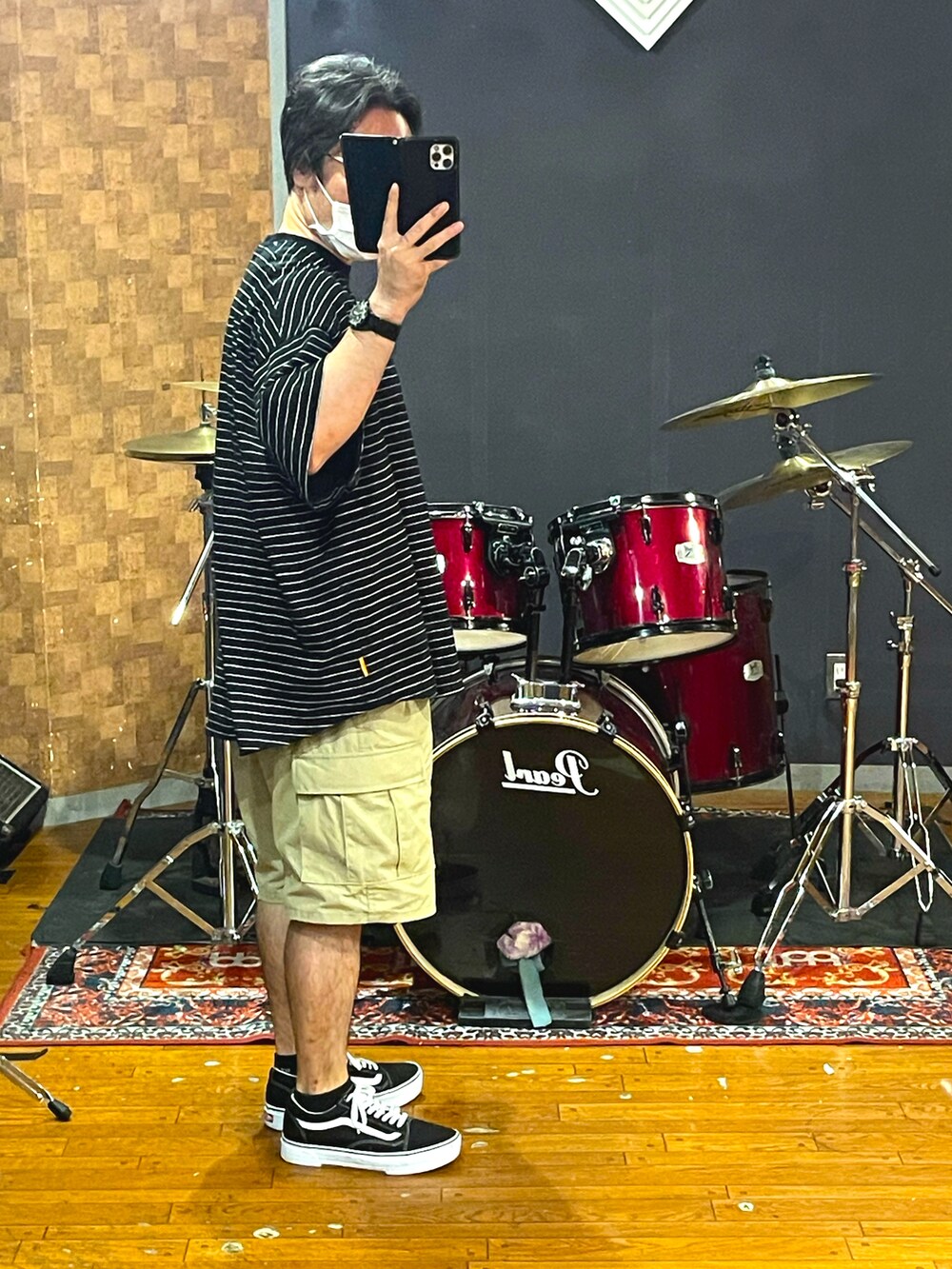 ブラック系のTシャツ/カットソー、ベージュ系のカーゴパンツ、ブラック系のスニーカーを着用したメンズの夏コーディネートの2枚目の写真