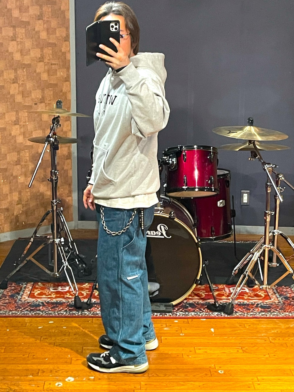 「wtaps、New Balance、デニム、パーカー、ストリート、シンプルコーデ、大人カジュアル、カジュアル、夏ファッション、シンプルスタイル、ラフ、お洒落さんとつながりたい、メンズコーデ、いいね、save、フォローお願いします🤑、ストリートコーデ」｜「WTAPSのアイテム（パーカー、グレー系）」を使った、minetoraさん（メンズ・171cm）の春コーディネートの4枚目の写真