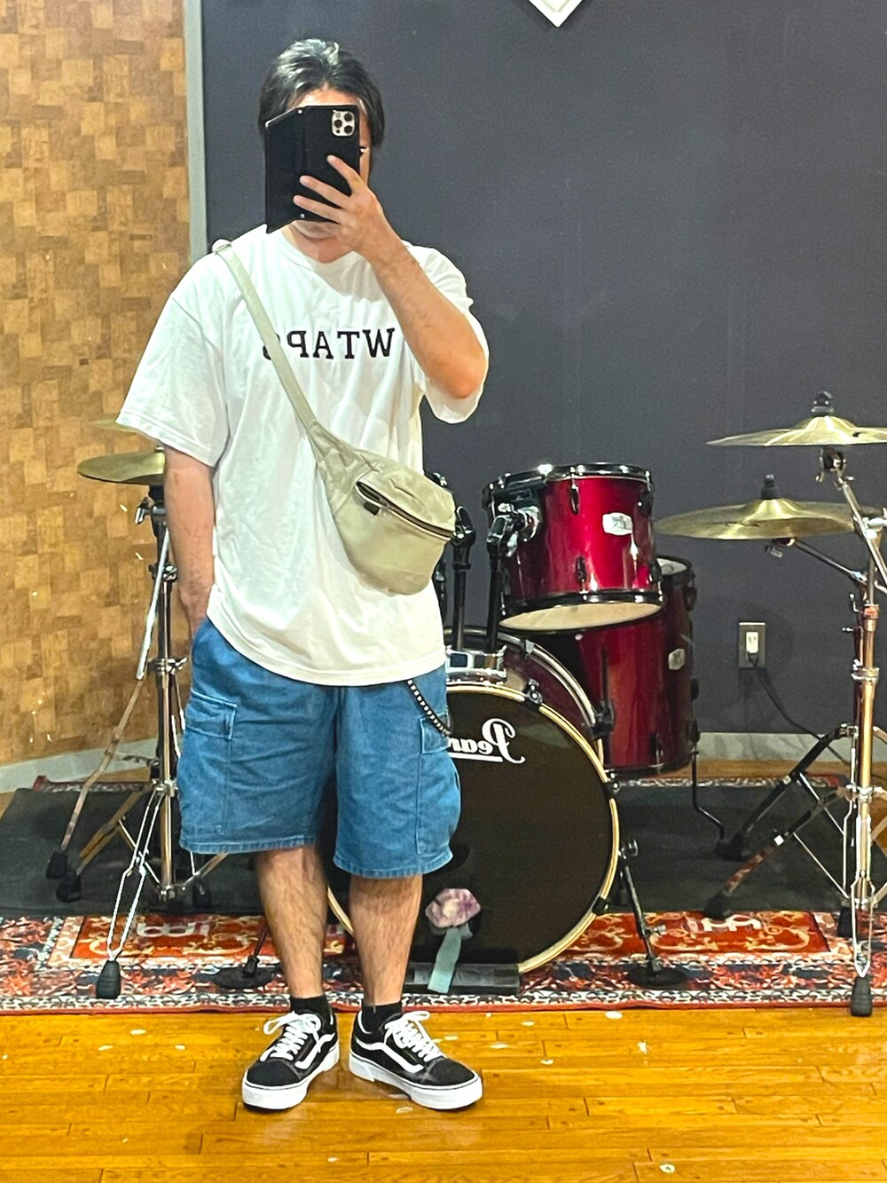 ホワイト系のTシャツ/カットソー、ホワイト系のショルダーバッグ、ブルー系のカーゴパンツを着用したメンズの秋コーディネートの5枚目の写真