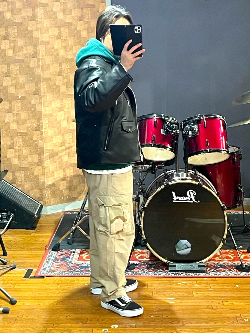 「ライダース、パーカー、カーゴパンツ、スニーカー、FAT、wtaps、VANS、おしゃれさんと繋がりたい、いいね、save、フォローお願いします🤑、ビッグシルエット、ブラック、ストリート、大人カジュアル、シンプルコーデ、メンズライク」｜「FATのアイテム（ライダースジャケット、ブラック系）」を使った、minetoraさん（メンズ・171cm）の冬コーディネートの2枚目の写真