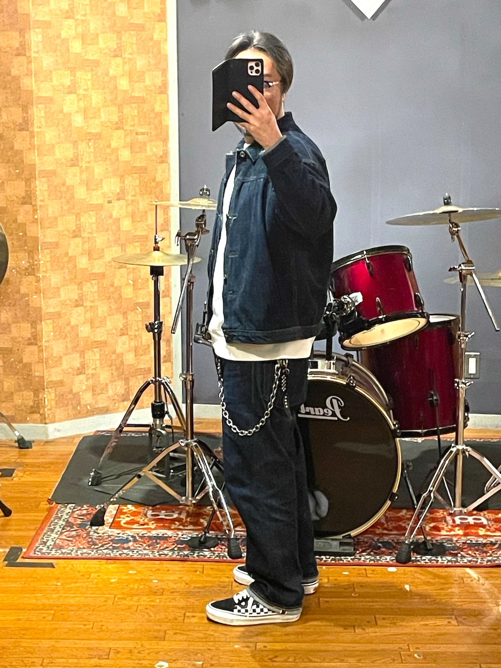 ブルー系のデニムジャケット、ホワイト系のTシャツ/カットソー、ホワイト系のスニーカーを着用したメンズの春コーディネートの2枚目の写真