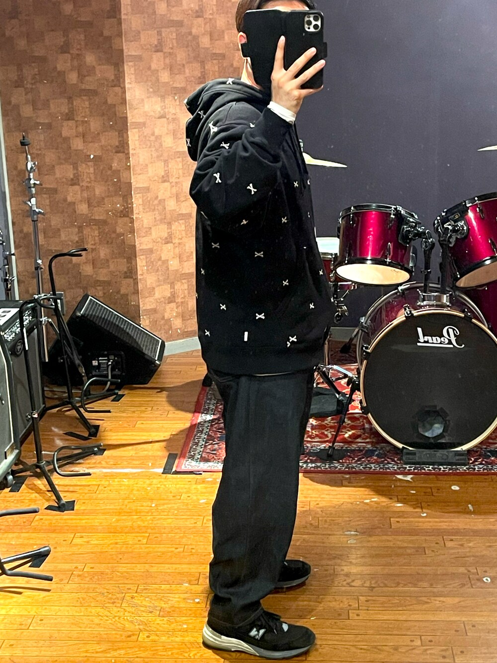 「シンプル、オトナカジュアル、ワイドパンツ、お洒落さんとつながりたい、アメカジ、デニム、ラフ、きれいめカジュアル、スニーカー、いいね、save、フォローお願いします🤑、パーカー、wtaps、jornalstandard、New Balance、ビッグシルエット」｜「WTAPSのアイテム（パーカー、ブラック系）」を使った、minetoraさん（メンズ・170cm）の春コーディネートの2枚目の写真