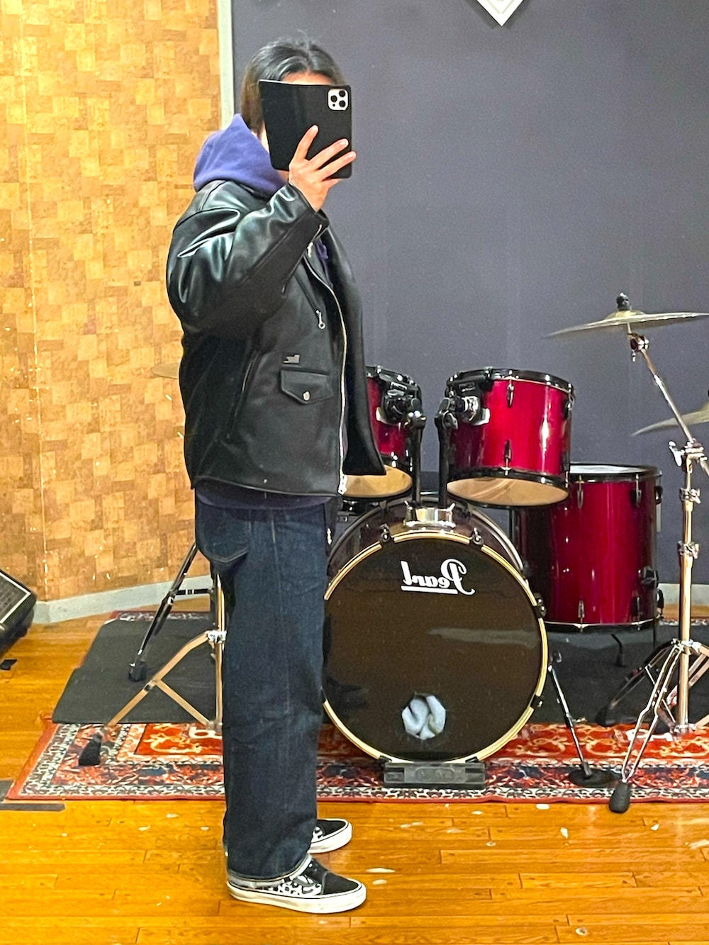 ブラック系のライダースジャケット、パープル系のパーカー、ブルー系のデニムパンツを着用したメンズの冬コーディネートの3枚目の写真