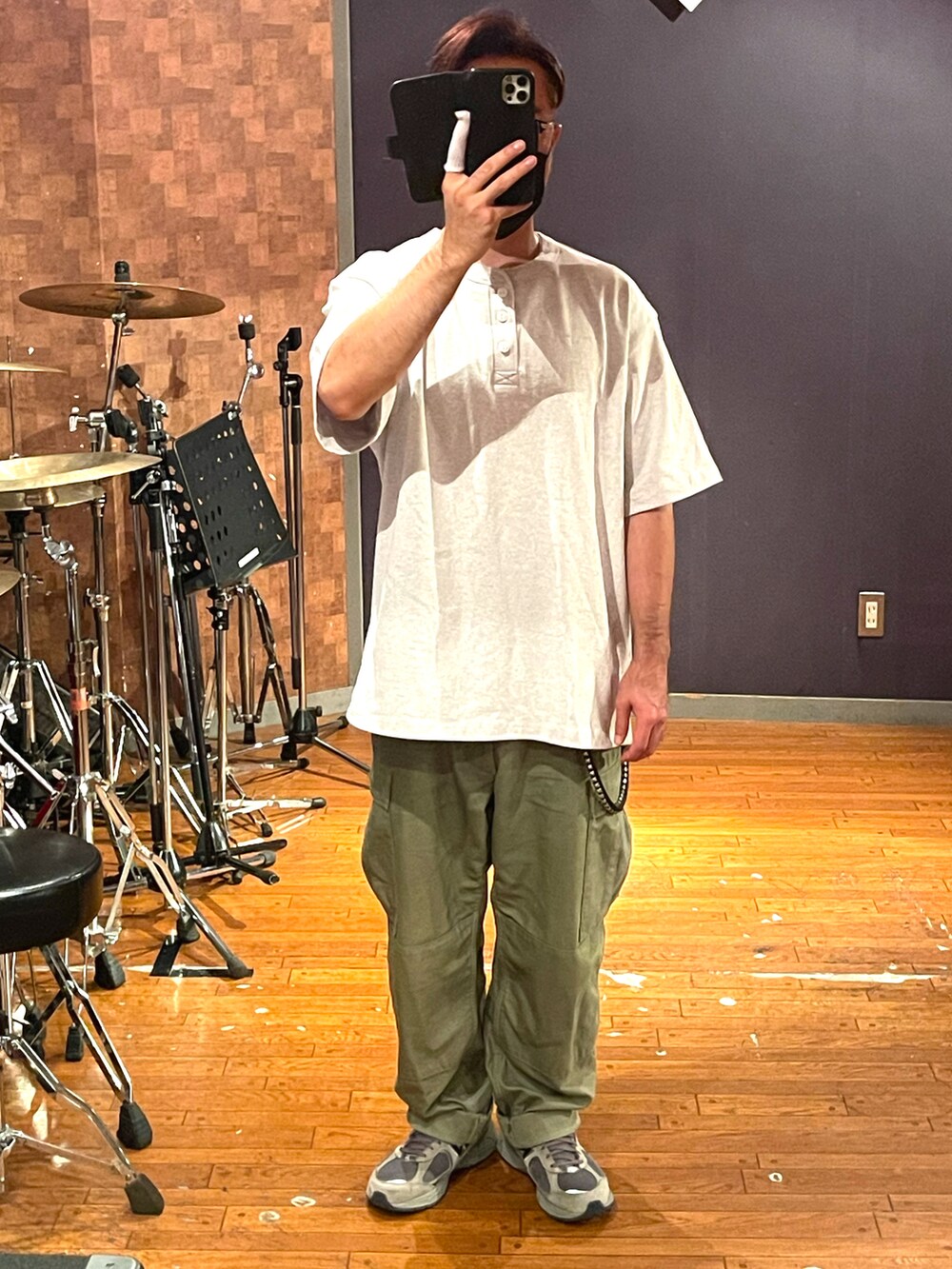 「シンプルスタイル、スニーカー、シンプル、カジュアルコーデ、大人カジュアル、Tシャツ、ヘンリーネック、カーゴパンツ、オーバーサイズ、ビッグシルエット、きれいめカジュアル、フリークスストア、CALEE、New Balance、ルード」｜「FREAK'S STOREのアイテム（Tシャツ/カットソー、グレー系）」を使った、minetoraさん（メンズ・170cm）の秋コーディネートの4枚目の写真