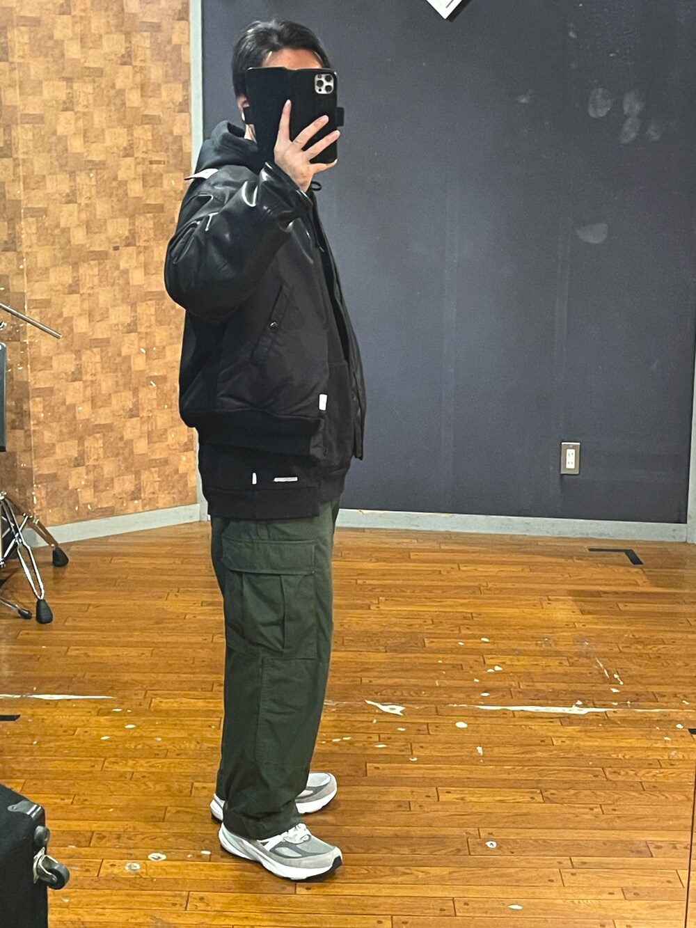 ブラック系のMA-1、ブラック系のパーカー、グリーン系のカーゴパンツを着用したメンズの秋コーディネートの3枚目の写真