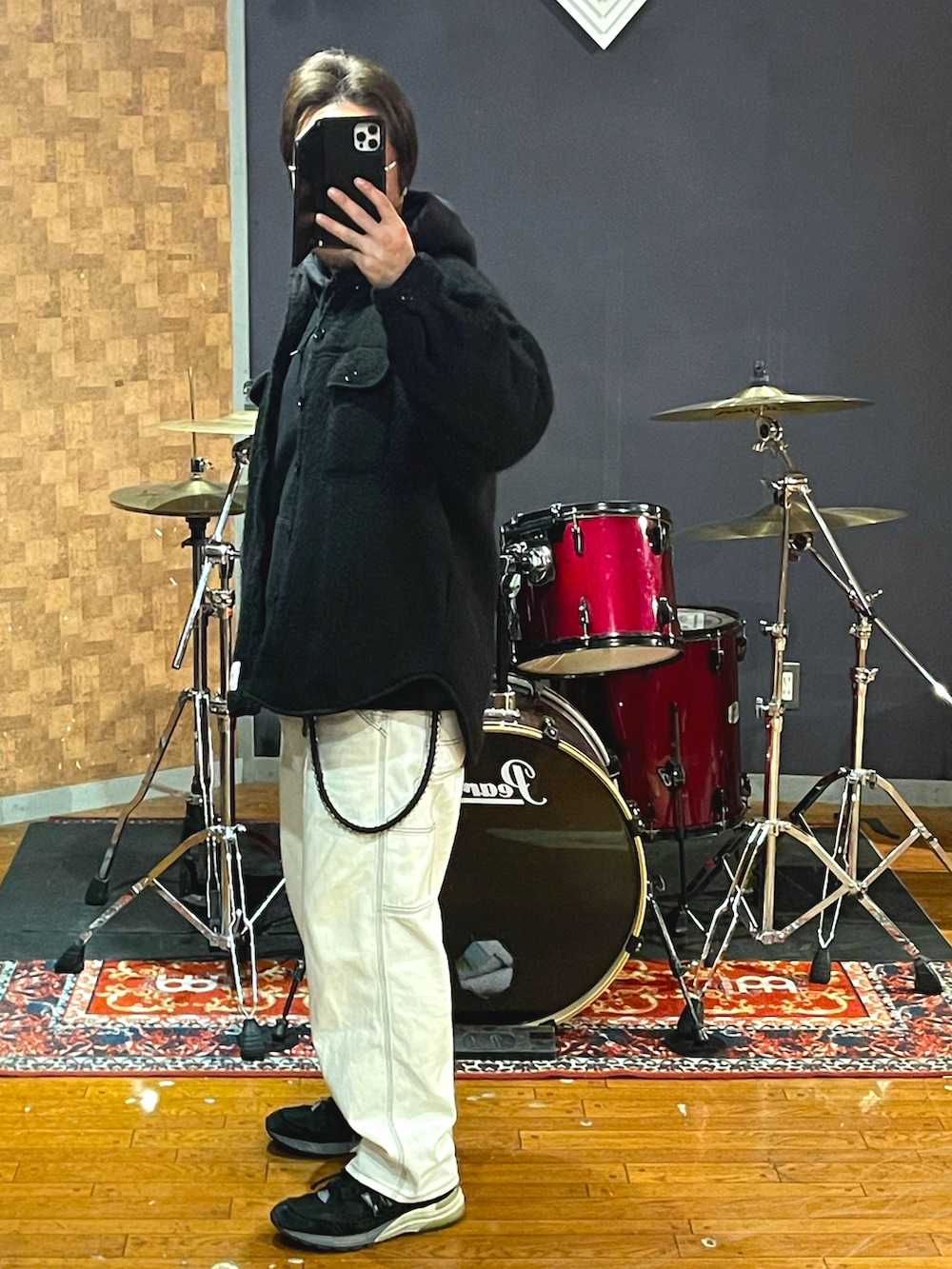 ブラック系のジャケット/アウター、ホワイト系のデニムパンツ、ブラック系のスニーカーを着用したメンズの秋コーディネートの4枚目の写真