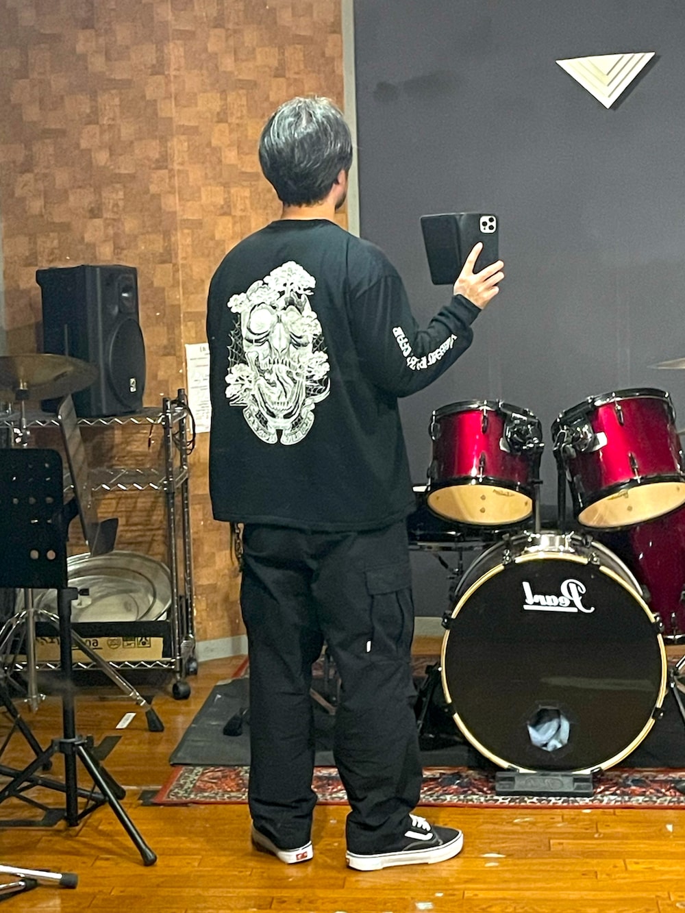 ブラック系のTシャツ/カットソー、ブラック系のカーゴパンツ、ブラック系のスニーカーを着用したメンズの秋コーディネートの4枚目の写真