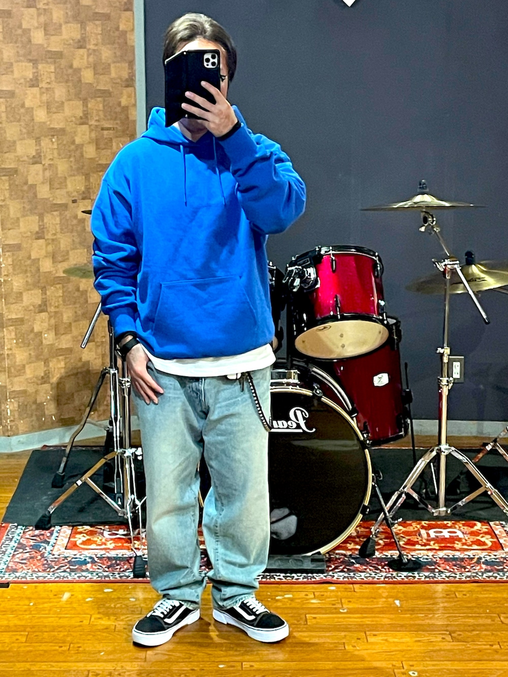 「BEAMS T、Liberaiders、VANS、パーカー、スニーカー、デニム、ビッグシルエット、オーバーサイズ、リラックススタイル、お洒落さんとつながりたい、きれいめカジュアル、大人カジュアル、シンプル、王道、ストリート」｜「BEAMS Tのアイテム（パーカー、ブルー系）」を使った、minetoraさん（メンズ・171cm）の秋コーディネートの5枚目の写真