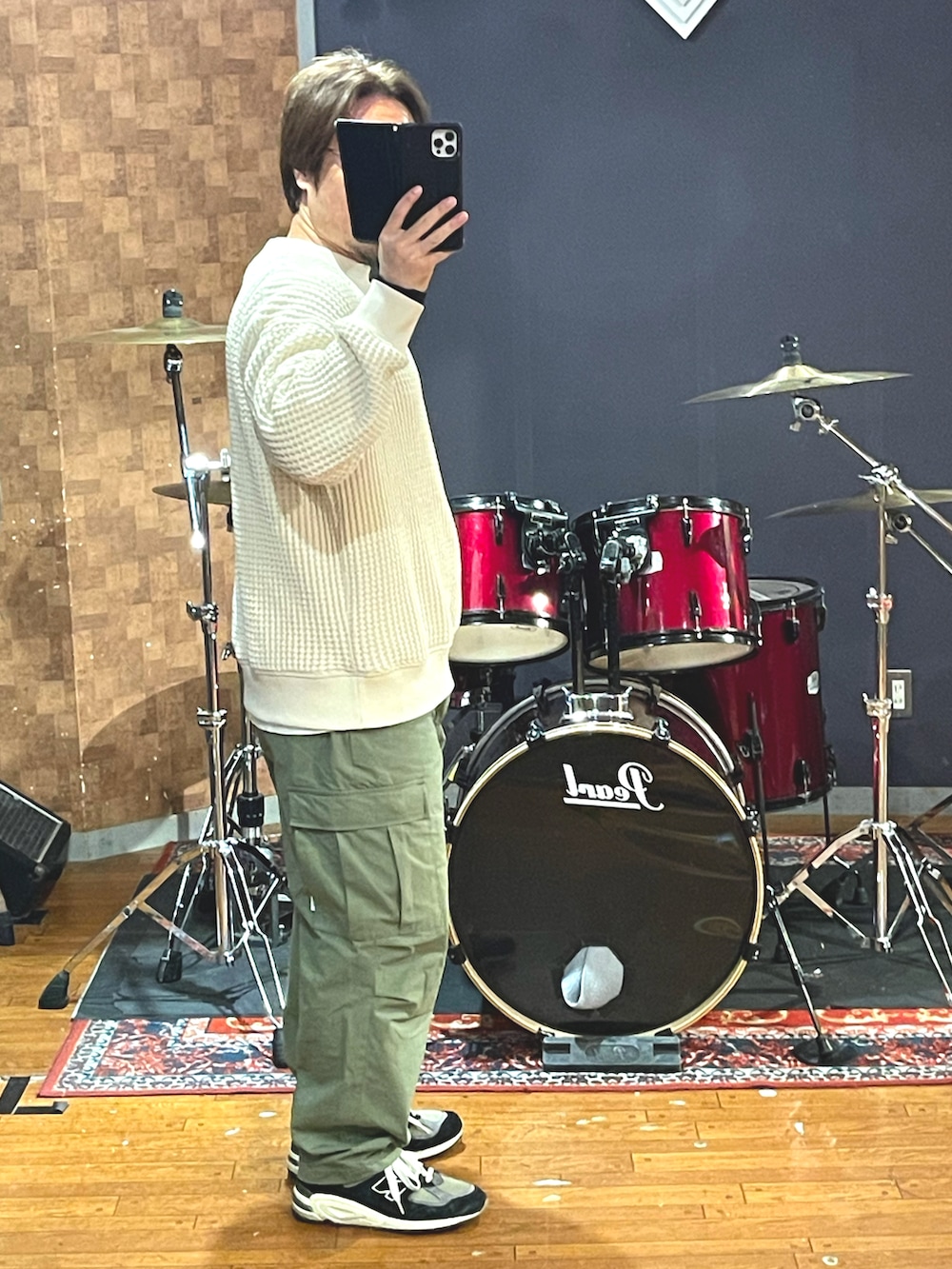 「wtaps、Jackman、New Balance、カーゴパンツ、スニーカー、ワッフル、クルーネック、大人カジュアル、カジュアル、ビッグシルエット、ミリタリー、いいね、save、フォローお願いします🤑、おしゃれさんと繋がりたい、シンプルコーデ、春コーデ」｜「Jackmanのアイテム（Tシャツ/カットソー、ホワイト系）」を使った、minetoraさん（メンズ・171cm）の春コーディネートの2枚目の写真