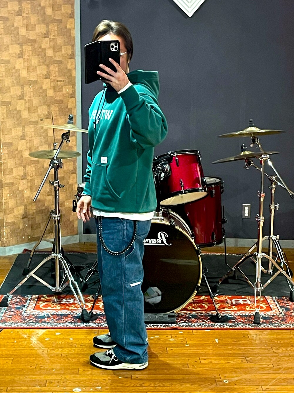 「wtaps、New Balance、スニーカー、パーカー、デニム、ペインターパンツ、ストリート、カジュアル、大人カジュアル、シンプルコーデ、いいね、save、フォローお願いします🤑、おしゃれさんと繋がりたい、ビッグシルエット、メンズコーデ、オトナカジュアル」｜「WTAPSのアイテム（パーカー、グリーン系）」を使った、minetoraさん（メンズ・171cm）の秋コーディネートの3枚目の写真