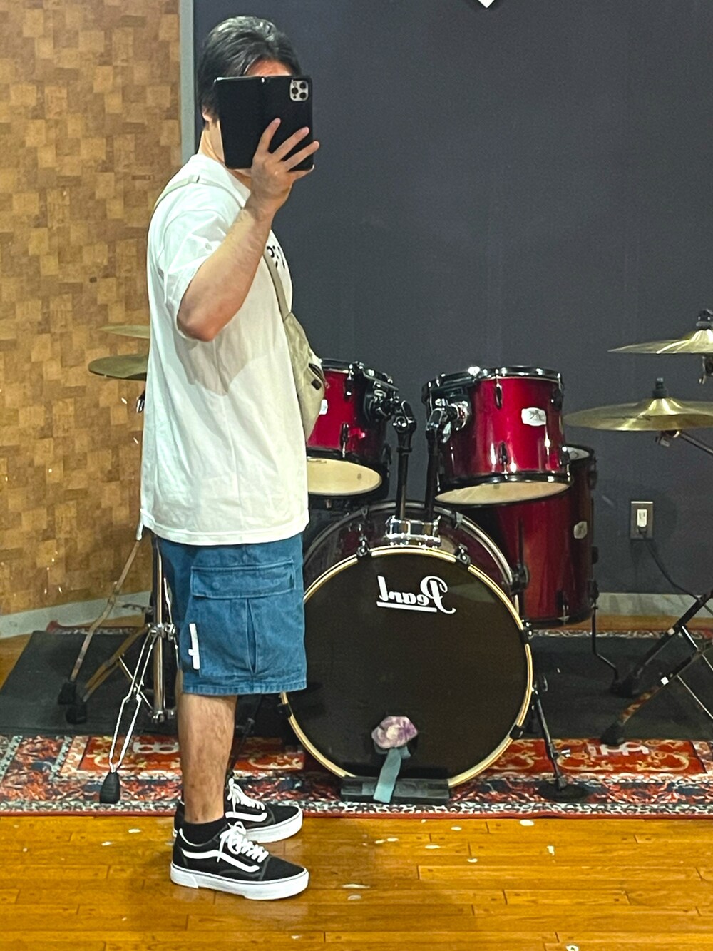 ホワイト系のTシャツ/カットソー、ホワイト系のショルダーバッグ、ブルー系のカーゴパンツを着用したメンズの秋コーディネートの2枚目の写真