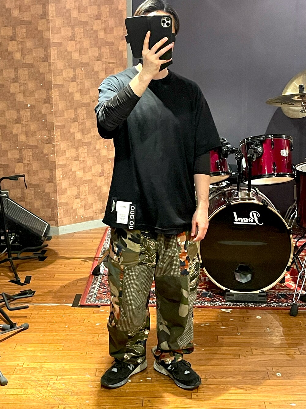 ブラック系のTシャツ/カットソー、ブラック系のTシャツ/カットソー、その他のチノパンツを着用したメンズの春コーディネートの2枚目の写真