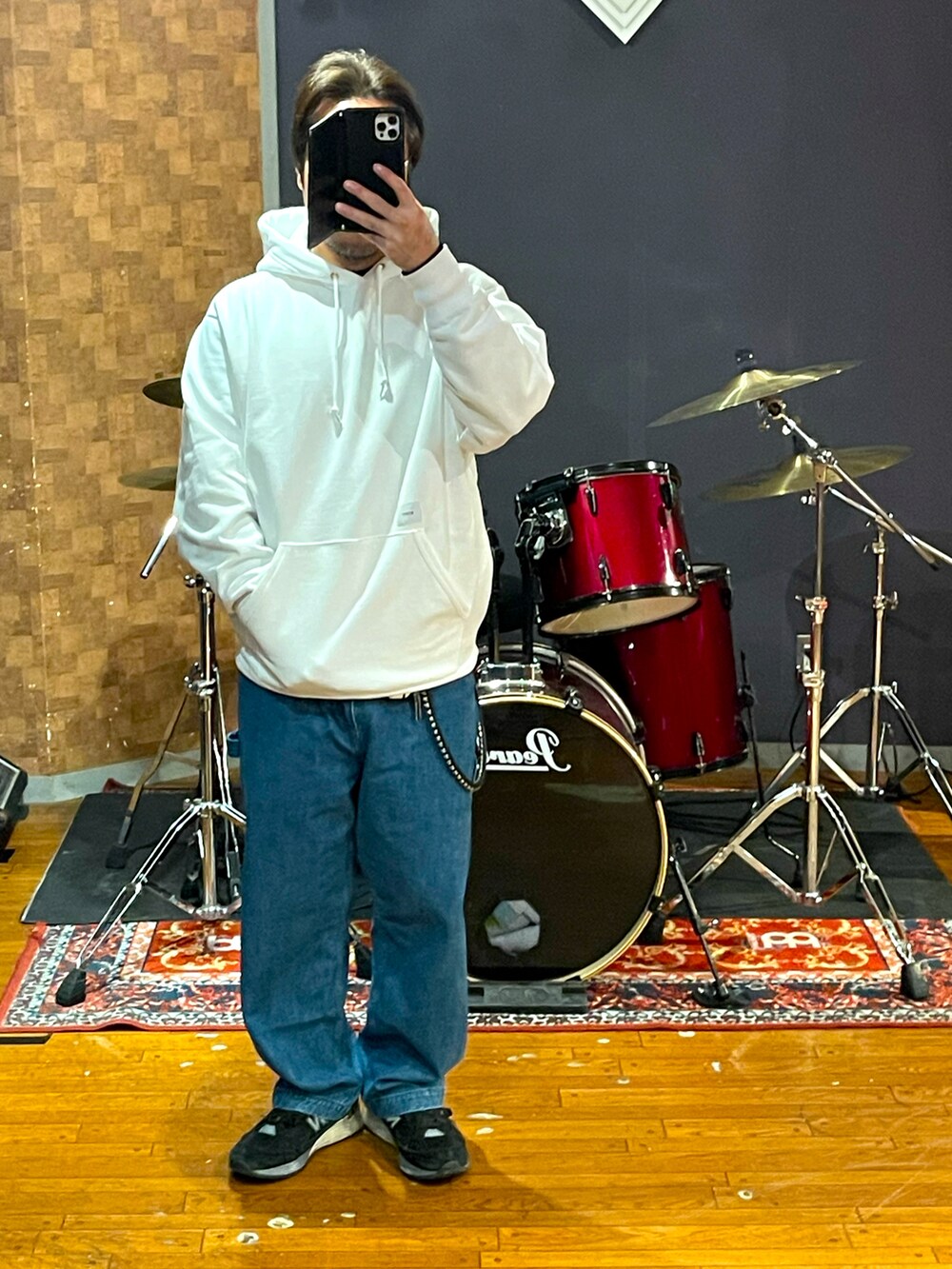 「wtaps、New Balance、ビッグシルエット、オーバーサイズ、パーカー、デニム、ペインターパンツ、スニーカー、ストリート、シンプルコーデ、ラフ、大人カジュアル、シンプル、おしゃれさんと繋がりたい、いいね、save、フォローお願いします🤑」｜「WTAPSのアイテム（パーカー、ホワイト系）」を使った、minetoraさん（メンズ・171cm）の秋コーディネートの5枚目の写真