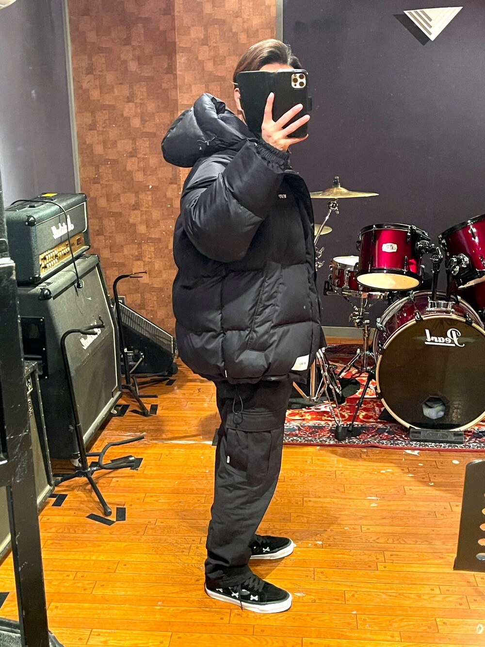 ブラック系のダウンジャケット/コート、ブラック系のトップス、ブラック系のカーゴパンツを着用したメンズの冬コーディネートの3枚目の写真