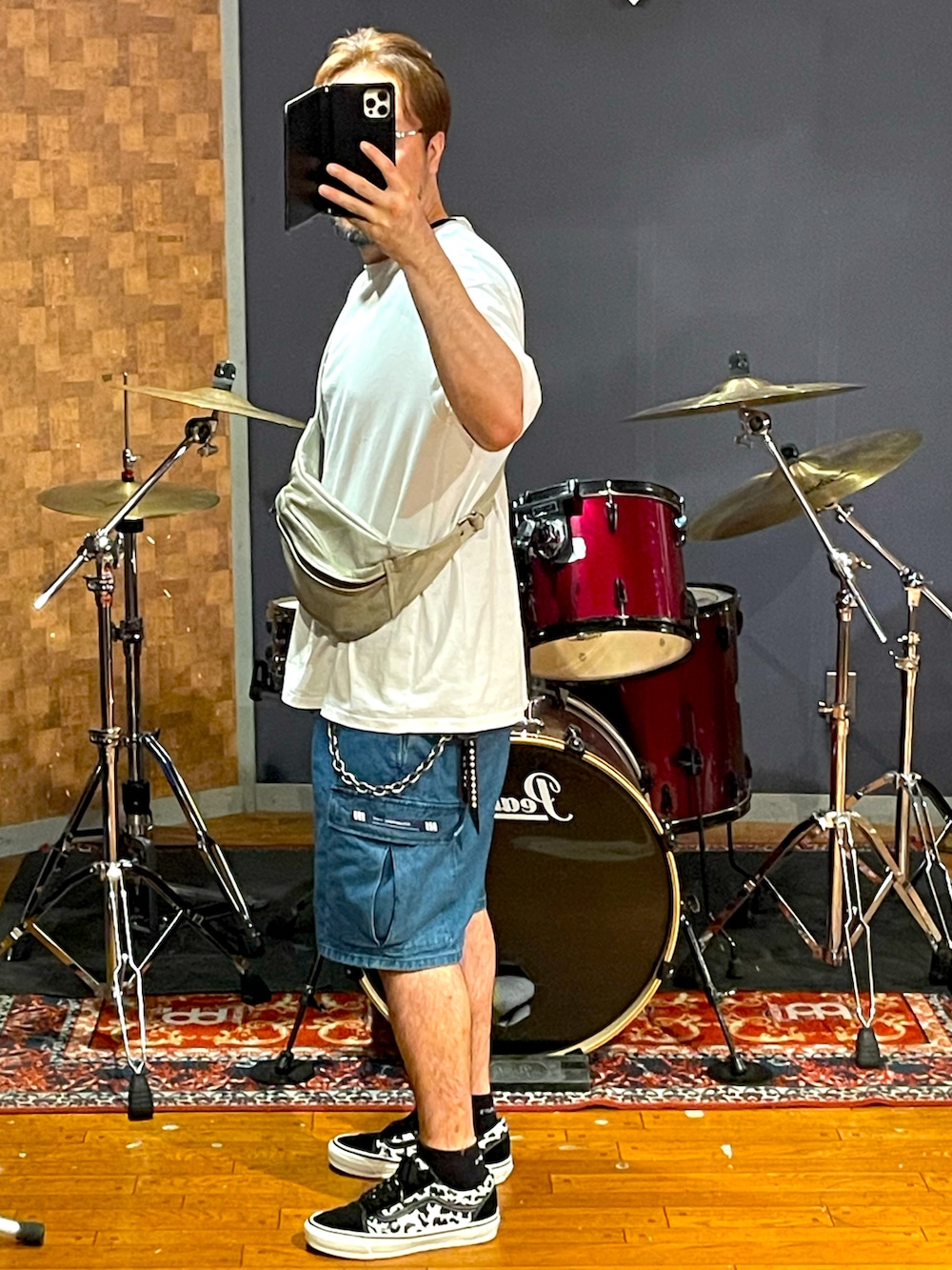 「wackomaria、wtaps、VANS、白Tシャツ、デニム、スニーカー、レオパード、夏コーデ、カーゴパンツ、ショーツ、夏だ！Tシャツ着よう！、大人コーデ、大人カジュアル、シンプルコーデ、ストリート」｜「wackomariaのアイテム（Tシャツ/カットソー、ホワイト系）」を使った、minetoraさん（メンズ・171cm）の夏コーディネートの4枚目の写真