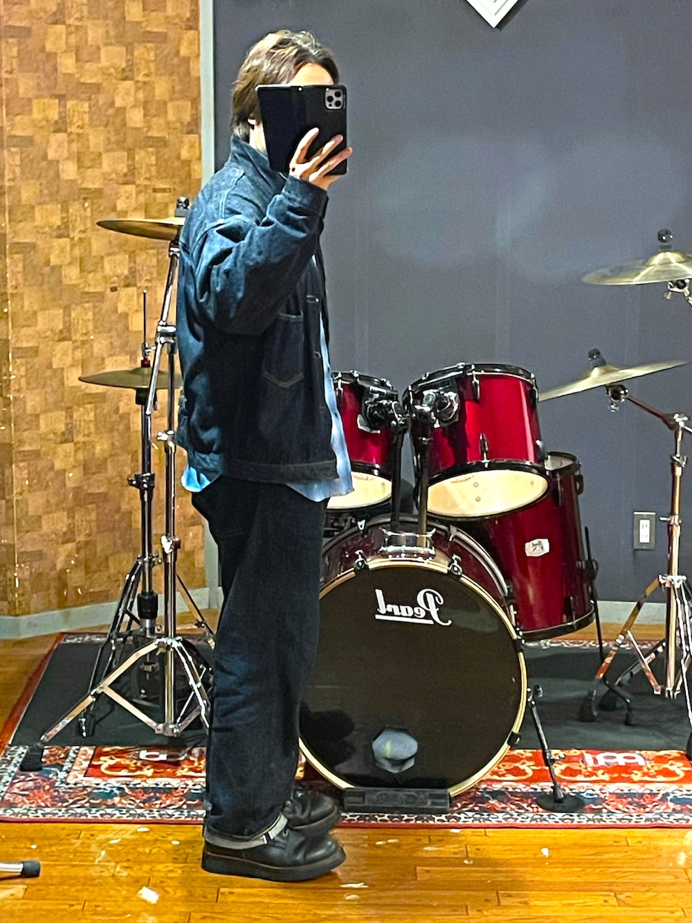「onepieceofrock、subculture、デニム、チェックシャツ、ブーツ、アメカジ、渋カジ、大人カジュアル、シンプルコーデ、カジュアル、メンズファッション、初夏コーデ、きれいめカジュアル、お洒落さんとつながりたい、メンズコーデ」｜「onepieceofrockのアイテム（デニムジャケット、ブルー系）」を使った、minetoraさん（メンズ・171cm）の春コーディネートの2枚目の写真