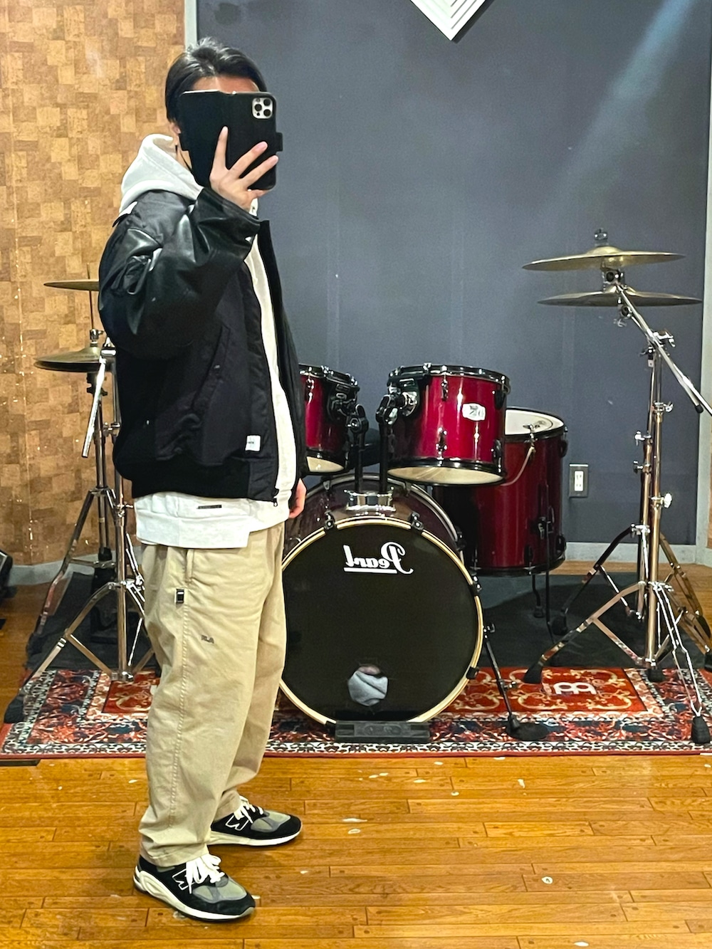 「大人カジュアル、カジュアル、MA-1、チノパン、スニーカー、パーカー、おしゃれさんと繋がりたい、いいね、save、フォローお願いします🤑、ストリート、冬コーデ、wtaps、New Balance、NEIGHBORHOOD、BROCHURE、CALEE」｜「NEIGHBORHOODのアイテム（MA-1、ブラック系）」を使った、minetoraさん（メンズ・171cm）の冬コーディネートの2枚目の写真