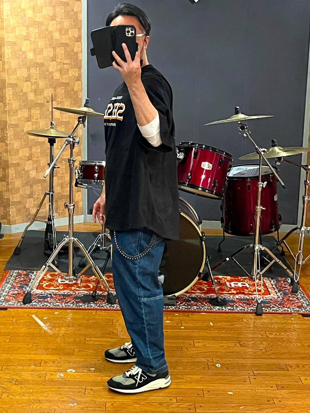 「シンプル、ラフ、カジュアル、ストリート、ビッグシルエット、オーバーサイズ、スニーカー、デニム、Tシャツ、おしゃれさんと繋がりたい、いいね、save、フォローお願いします🤑、オトナカジュアル、SEESEE、persevere、New Balance」｜「SEESEEのアイテム（Tシャツ/カットソー、ブラック系）」を使った、minetoraさん（メンズ・171cm）の秋コーディネートの3枚目の写真