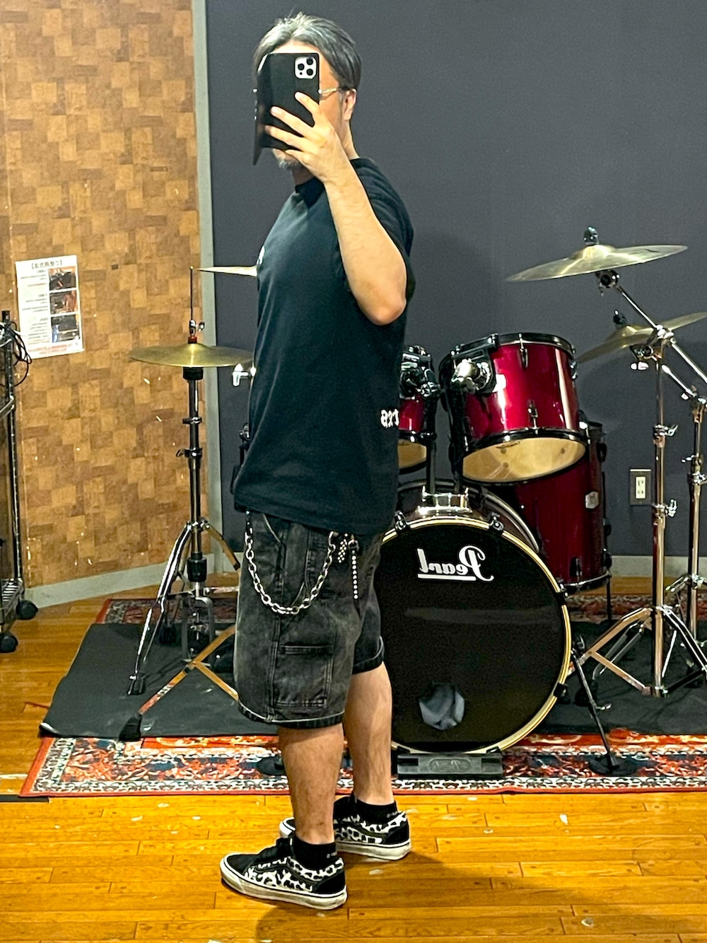 ブラック系のTシャツ/カットソー、ブラック系のデニムパンツ、ブラック系のスニーカーを着用したメンズの夏コーディネートの2枚目の写真