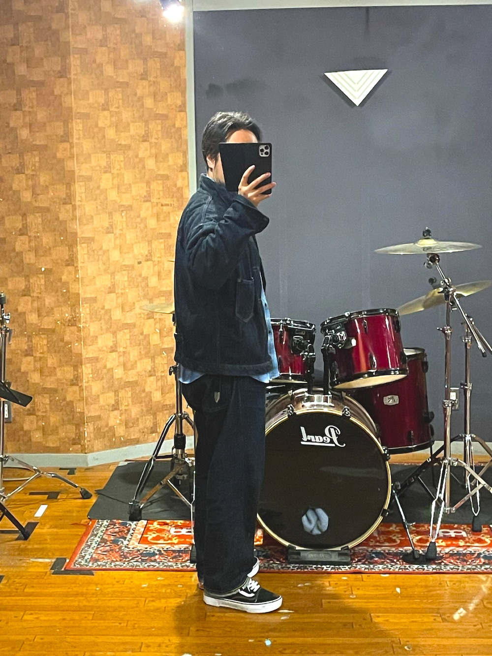 ブルー系のデニムジャケット、ブルー系のシャツ/ブラウス、ブラック系のスニーカーを着用したメンズの春コーディネートの3枚目の写真