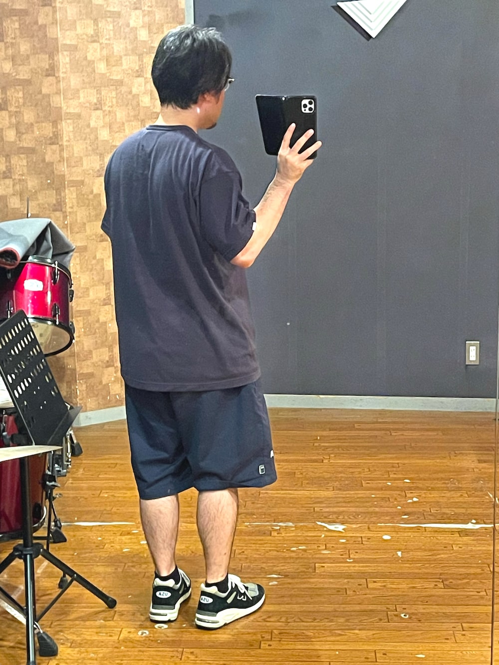 「wtaps、BROCHURE、ah.h、New Balance、シンプル、ビッグシルエット、オーバーサイズ、ストリート、ネイビー、Tシャツ、shorts、お洒落さんとつながりたい、いいね、save、フォローお願いします🤑、大人カジュアル、スニーカー」｜「WTAPSのアイテム（Tシャツ/カットソー、ブルー系）」を使った、minetoraさん（メンズ・171cm）の秋コーディネートの3枚目の写真