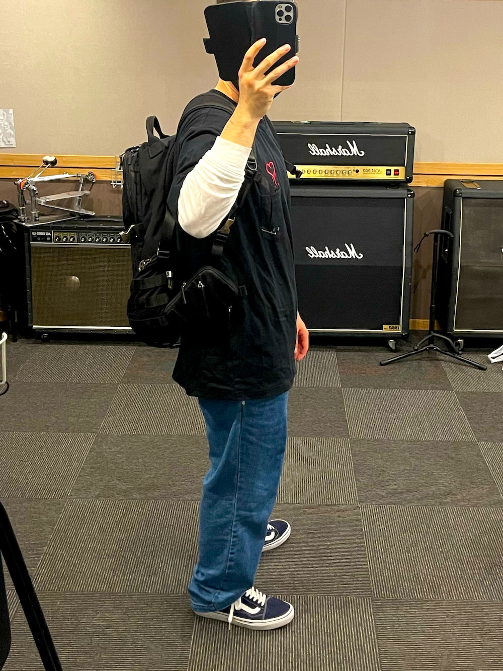 ブラック系のTシャツ/カットソー、ブラック系のバックパック/リュック、ブルー系のパンツを着用したメンズの春コーディネートの2枚目の写真