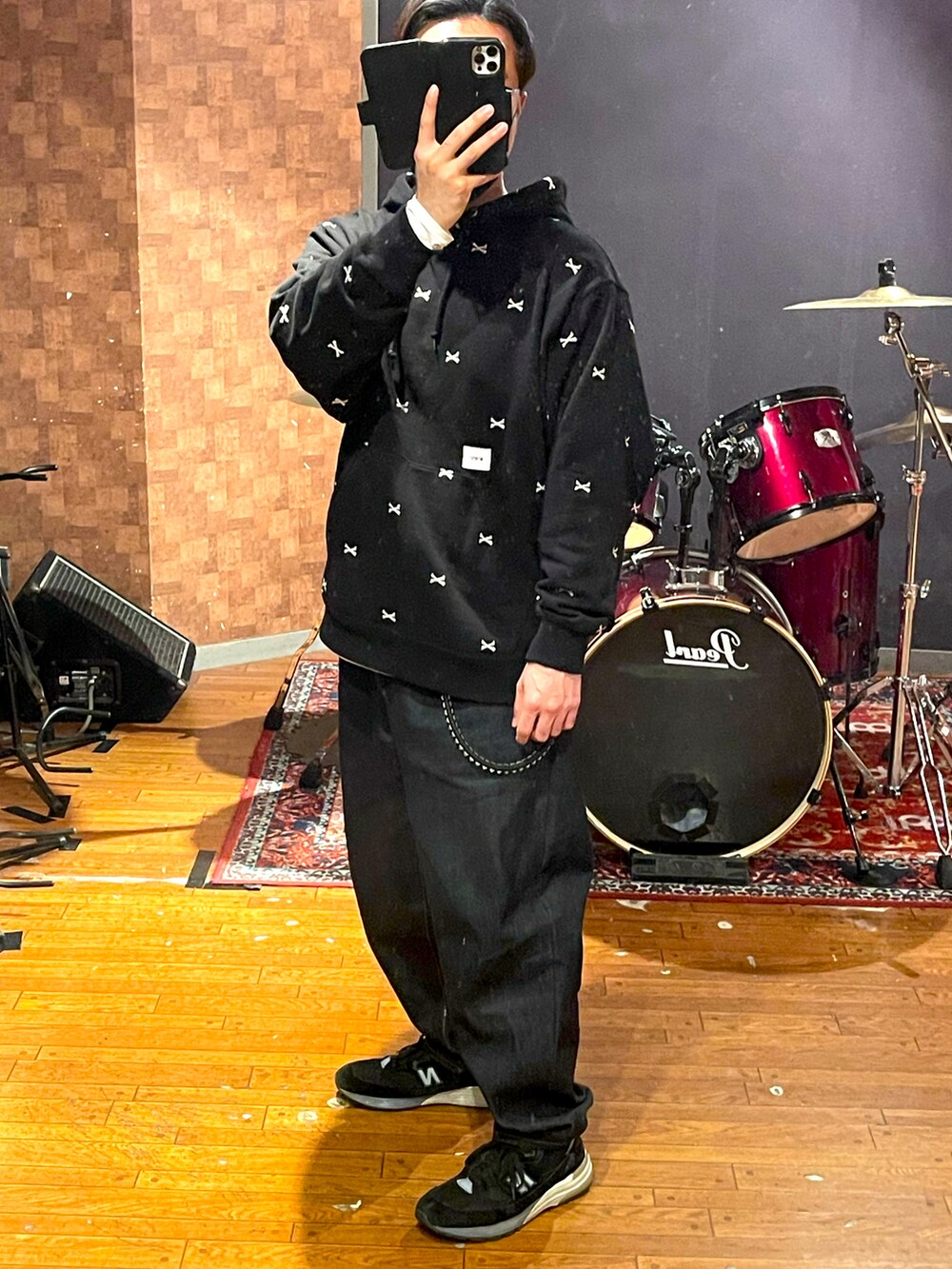「シンプル、オトナカジュアル、ワイドパンツ、お洒落さんとつながりたい、アメカジ、デニム、ラフ、きれいめカジュアル、スニーカー、いいね、save、フォローお願いします🤑、パーカー、wtaps、jornalstandard、New Balance、ビッグシルエット」｜「WTAPSのアイテム（パーカー、ブラック系）」を使った、minetoraさん（メンズ・170cm）の春コーディネートの3枚目の写真