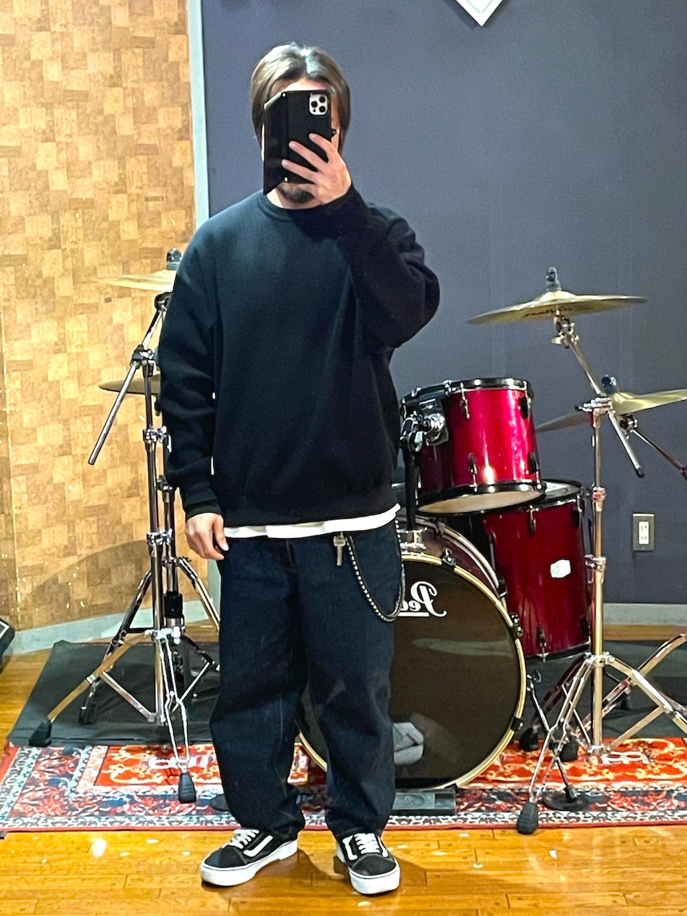 ブラック系のダウンジャケット/コート、ブルー系のデニムパンツ、ブラック系のスニーカーを着用したメンズの冬コーディネートの5枚目の写真