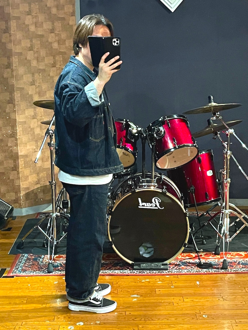 「onepieceofrock、BEAMS、Champion、VANS、デニム、スニーカー、ウォレットチェーン、春コーデ、白Tシャツ、カジュアル、大人カジュアル、シンプルコーデ、ラフ、アメカジ、今日のコーデ」｜「onepiece of rockのアイテム（デニムジャケット、ブルー系）」を使った、minetoraさん（メンズ・171cm）の春コーディネートの2枚目の写真