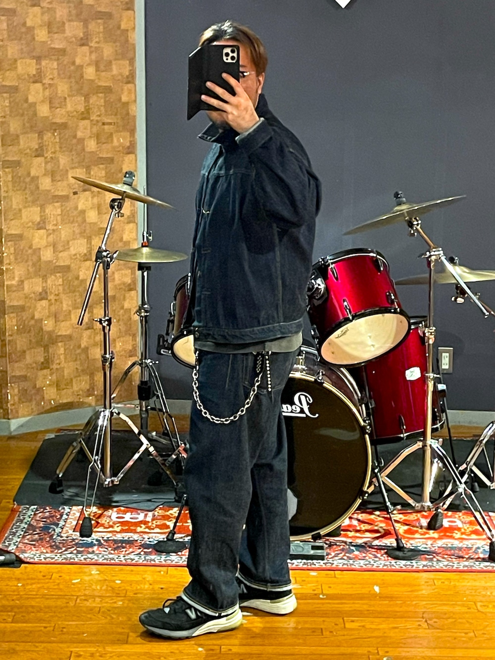 ブルー系のデニムジャケット、グレー系のTシャツ/カットソー、ブルー系のデニムパンツを着用したメンズの秋コーディネートの2枚目の写真