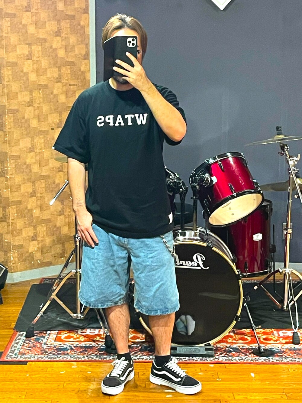 ブラック系のTシャツ/カットソー、ブルー系のデニムパンツ、ブラック系のスニーカーを着用したメンズの夏コーディネートの5枚目の写真