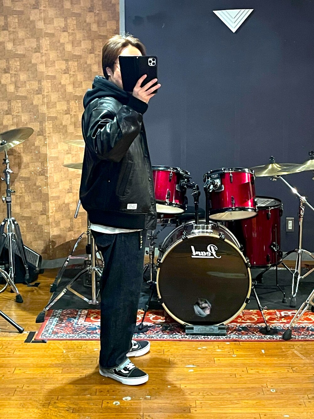 「wackomaria、wtaps、uchidahousei、VANS、デニム、レザージャケット、スタジャン、バーカー、スニーカー、大人カジュアル、シンプルコーデ、ストリート、シンプルスタイル、おしゃれさんと繋がりたい、カジュアル」｜「wackomariaのアイテム（スタジャン、ブラック系）」を使った、minetoraさん（メンズ・171cm）の冬コーディネートの2枚目の写真