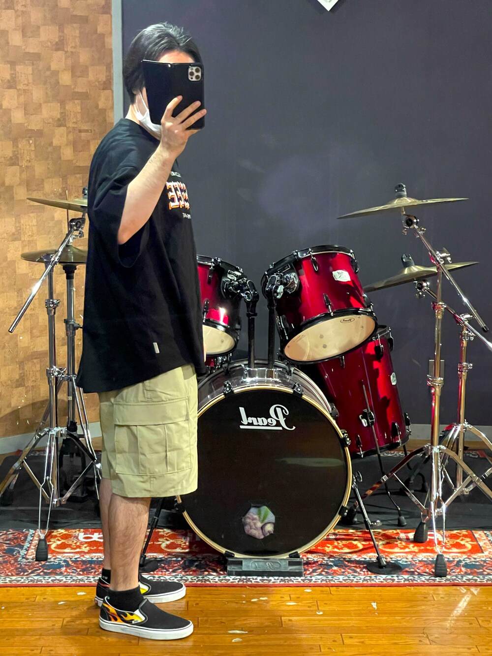 ブラック系のTシャツ/カットソー、ベージュ系のカーゴパンツ、ブラック系のスニーカーを着用したメンズの夏コーディネートの2枚目の写真