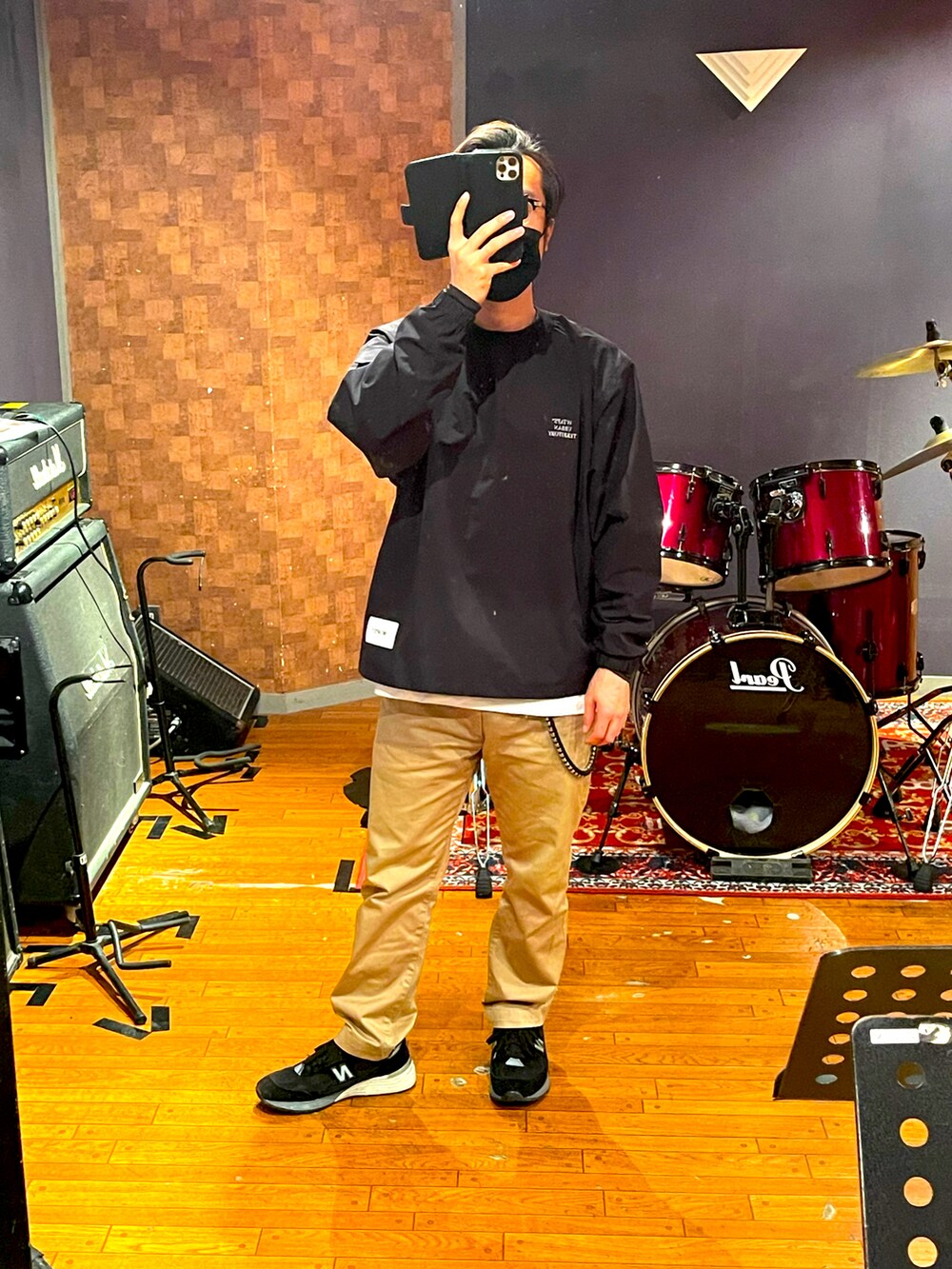 「オトナカジュアル、大人コーデ、シンプル、シンプルスタイル、春コーデ、ブラック、アメカジ、シンプルコーデ、チノパン、スリムパンツ、スニーカーコーデ、モノトーンコーデ、wtaps、CALEE、New Balance」｜「WTAPSのアイテム（トップス、ブラック系）」を使った、minetoraさん（メンズ・170cm）の春コーディネートの2枚目の写真
