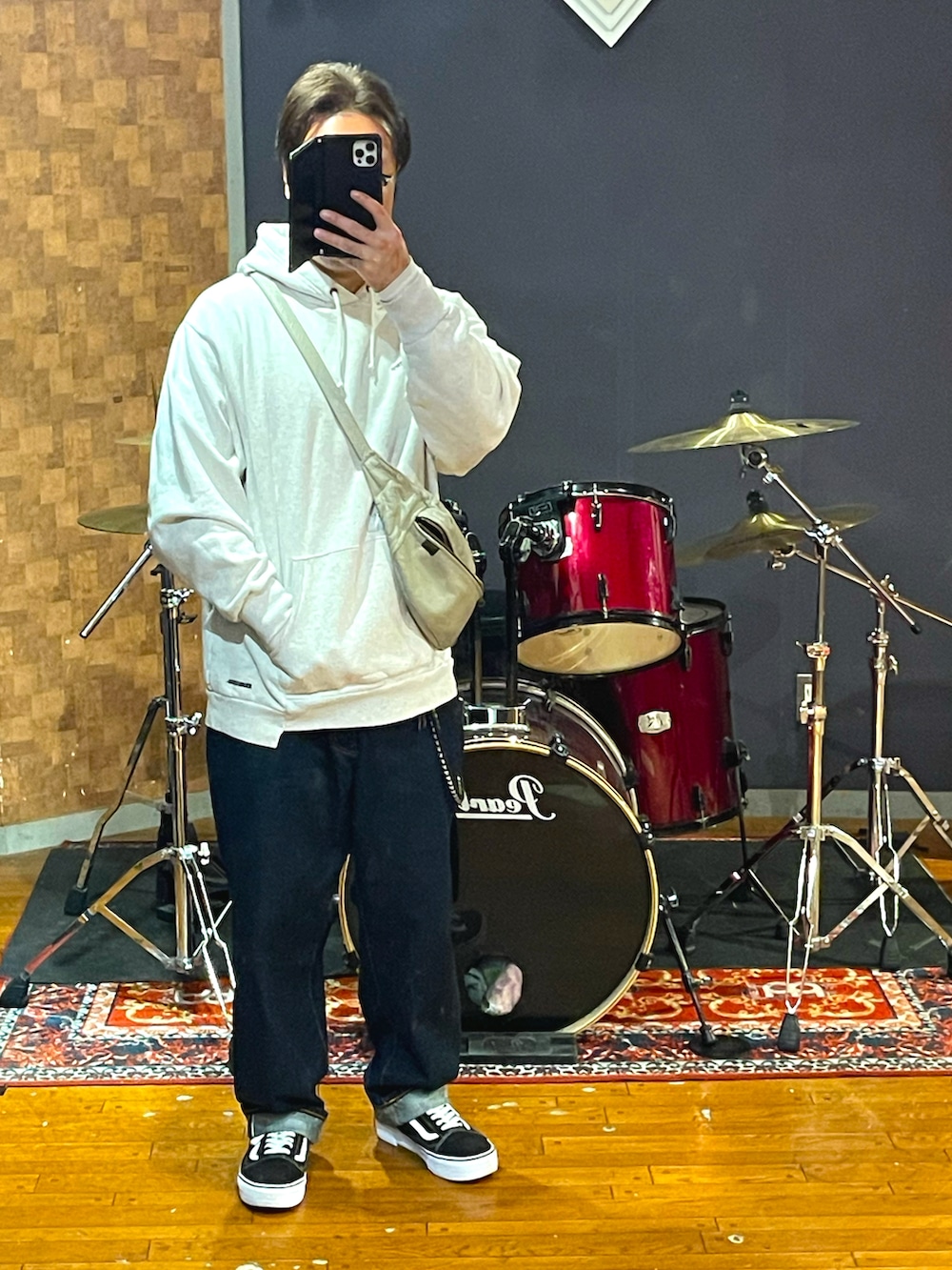 「wtaps、NEIGHBORHOOD、vanson、VANS、cahlumn、パーカー、デニム、スニーカー、大人カジュアル、シンプル、ストリート、カジュアル、お洒落さんとつながりたい、ビッグシルエット、オーバーサイズ」｜「WTAPSのアイテム（パーカー、グレー系）」を使った、minetoraさん（メンズ・171cm）の秋コーディネートの5枚目の写真