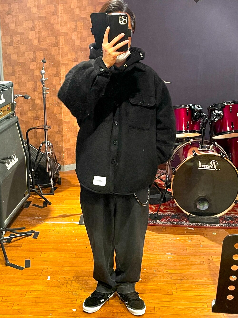 ブラック系のジャケット/アウター、ブラック系のデニムパンツ、ブラック系のパーカーを着用したメンズの春コーディネートの4枚目の写真