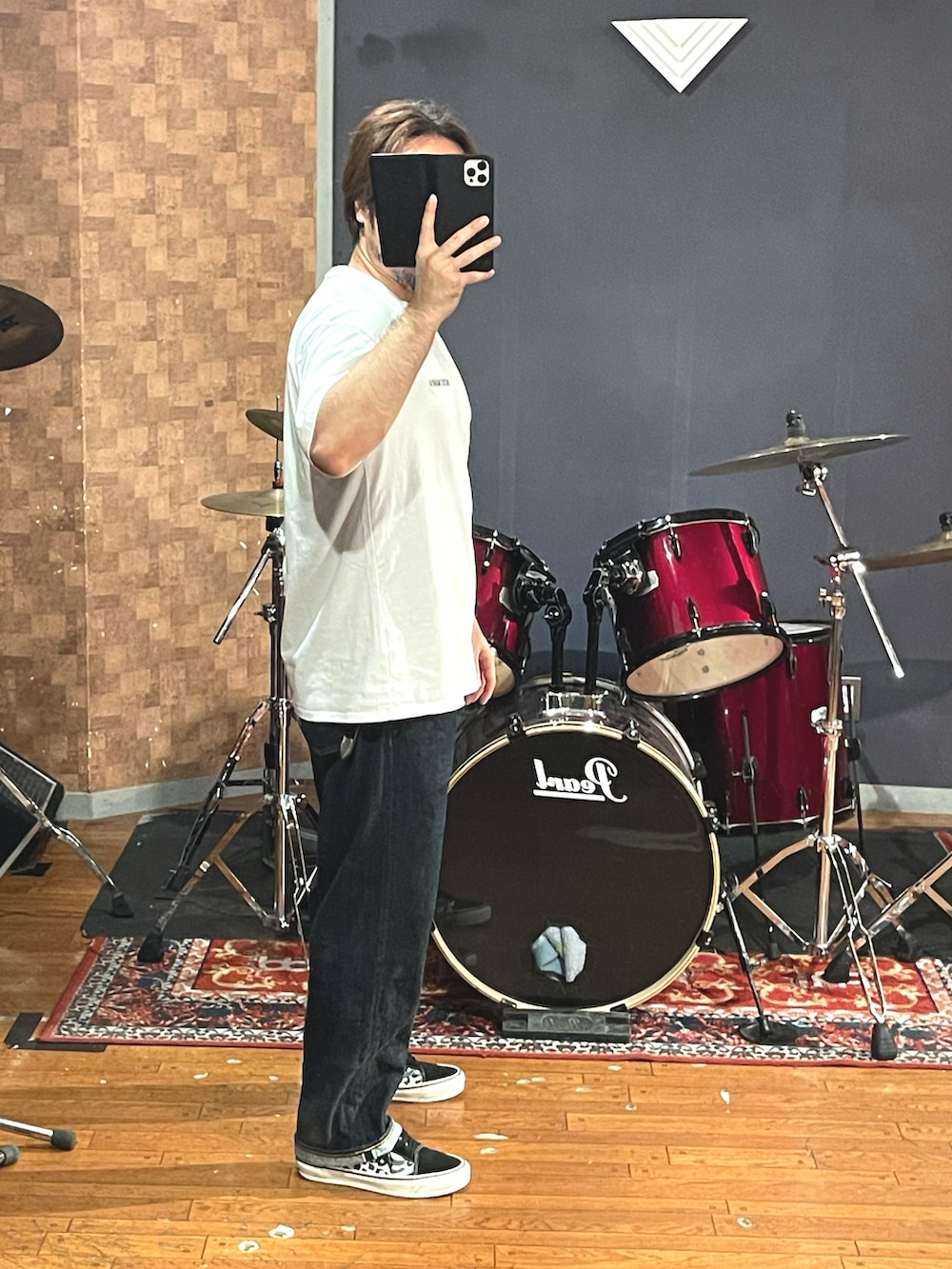 ホワイト系のTシャツ/カットソー、ブルー系のデニムパンツ、ブラック系のスニーカーを着用したメンズの秋コーディネートの2枚目の写真