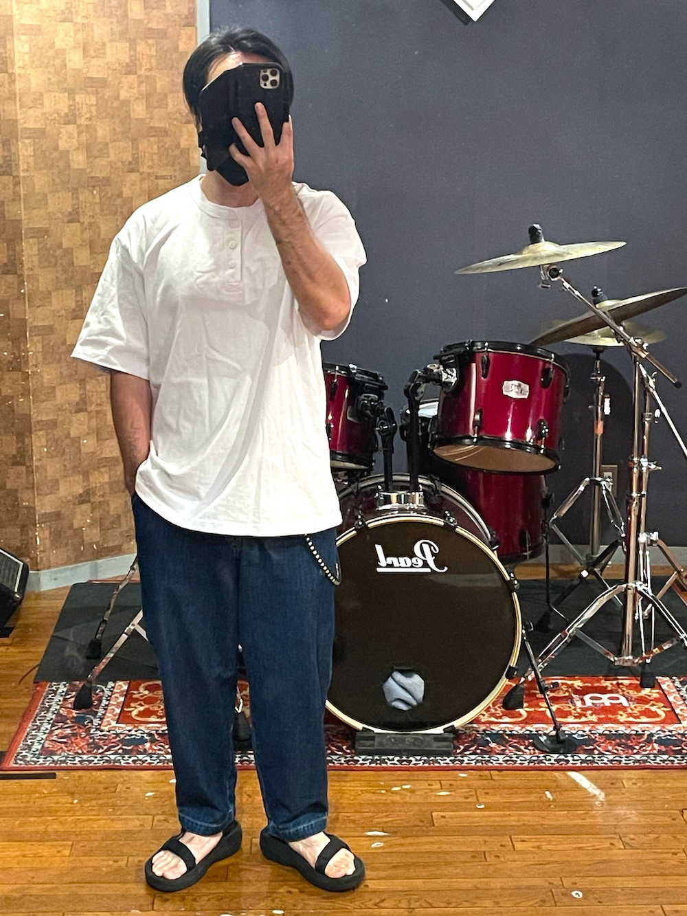 「大人カジュアル、シンプル、ビッグシルエット、おしゃれさんと繋がりたい、シンプルコーデ、デニム、スポーツサンダル、白Tシャツ、オーバーサイズ、ラフ、カジュアル、カジュアルコーデ、persevere、teva、いいね、save、フォローお願いします🤑」｜「FREAK'S STOREのアイテム（Tシャツ/カットソー、ホワイト系）」を使った、minetoraさん（メンズ・171cm）の秋コーディネートの4枚目の写真