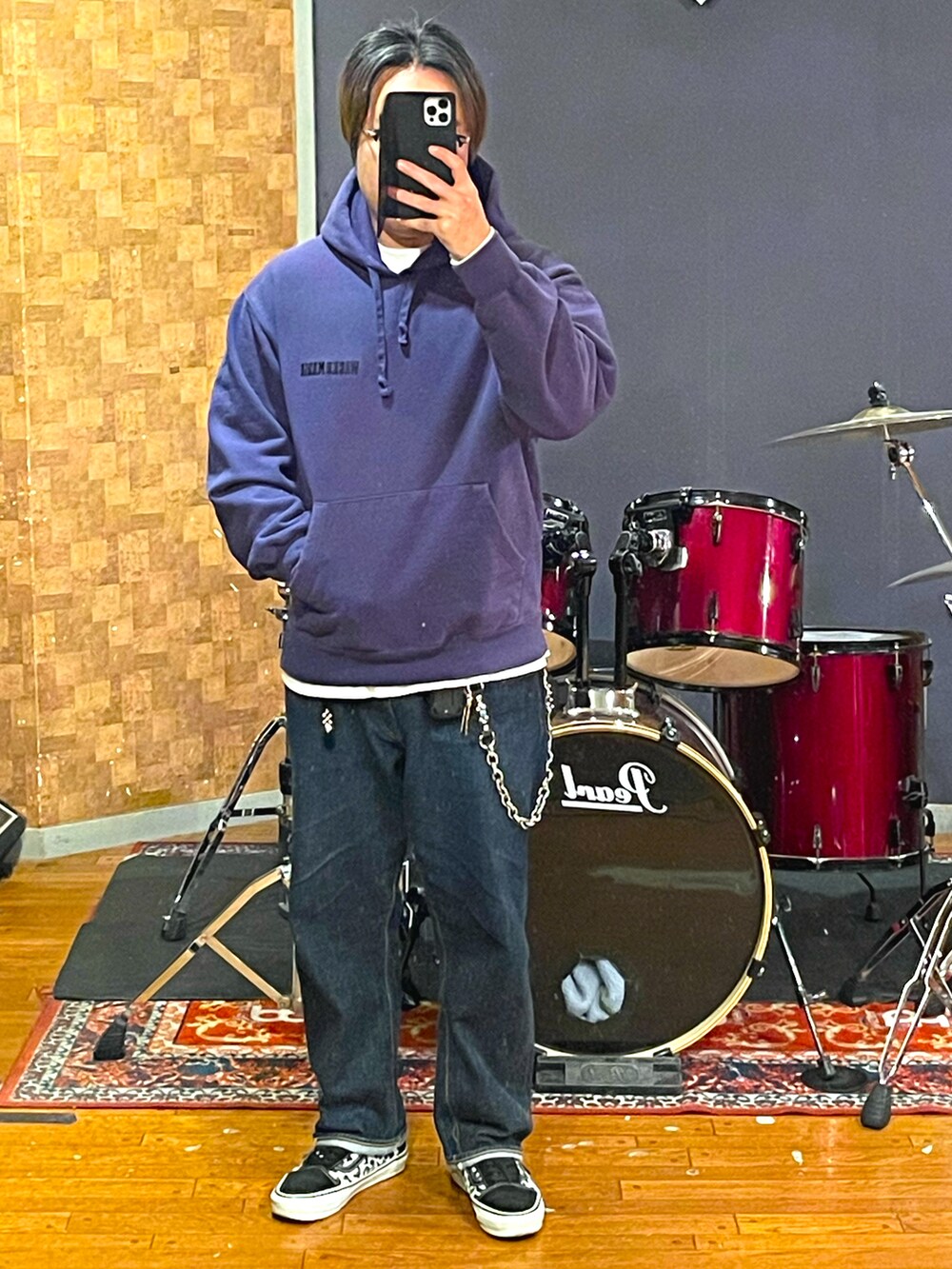 ブラック系のライダースジャケット、パープル系のパーカー、ブルー系のデニムパンツを着用したメンズの冬コーディネートの4枚目の写真