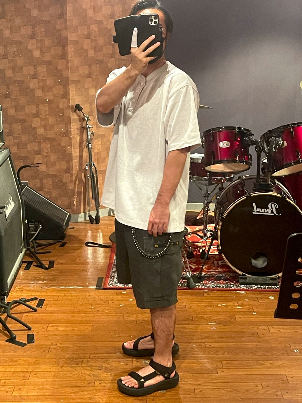 「大人コーデ、ハーフパンツ、夏コーデ、Tシャツ、シンプルコーデ、ラフ、今日のコーデ、ショートパンツ、ラフコーデ、wtaps、teva、フリークスストア、CALEE、オーバーサイズ、ビッグシルエット」｜「FREAK'S STOREのアイテム（Tシャツ/カットソー、グレー系）」を使った、minetoraさん（メンズ・170cm）の夏コーディネートの3枚目の写真