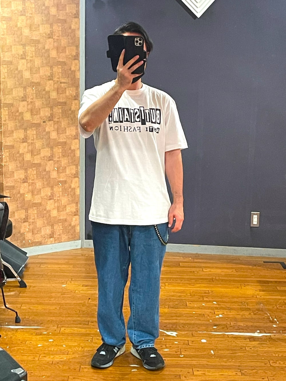 「シンプル、カジュアル、白Tシャツ、デニム、スニーカー、ストリート、オールドスクール、オトナカジュアル、ビッグシルエット、オーバーサイズ、buttstain、BROCHURE、New Balance、CALEE、いいね、save、フォローお願いします🤑」｜「BUTTSTAINのアイテム（Tシャツ/カットソー、ホワイト系）」を使った、minetoraさん（メンズ・170cm）の秋コーディネートの3枚目の写真