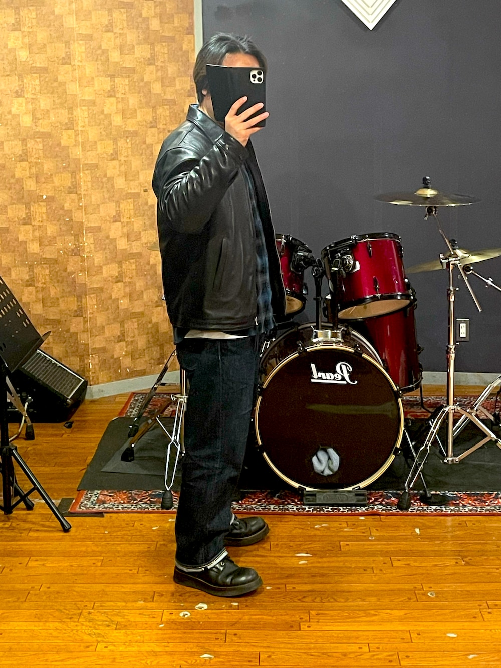 ブラック系のライダースジャケット、ブルー系のシャツ/ブラウスを着用したメンズの冬コーディネートの2枚目の写真