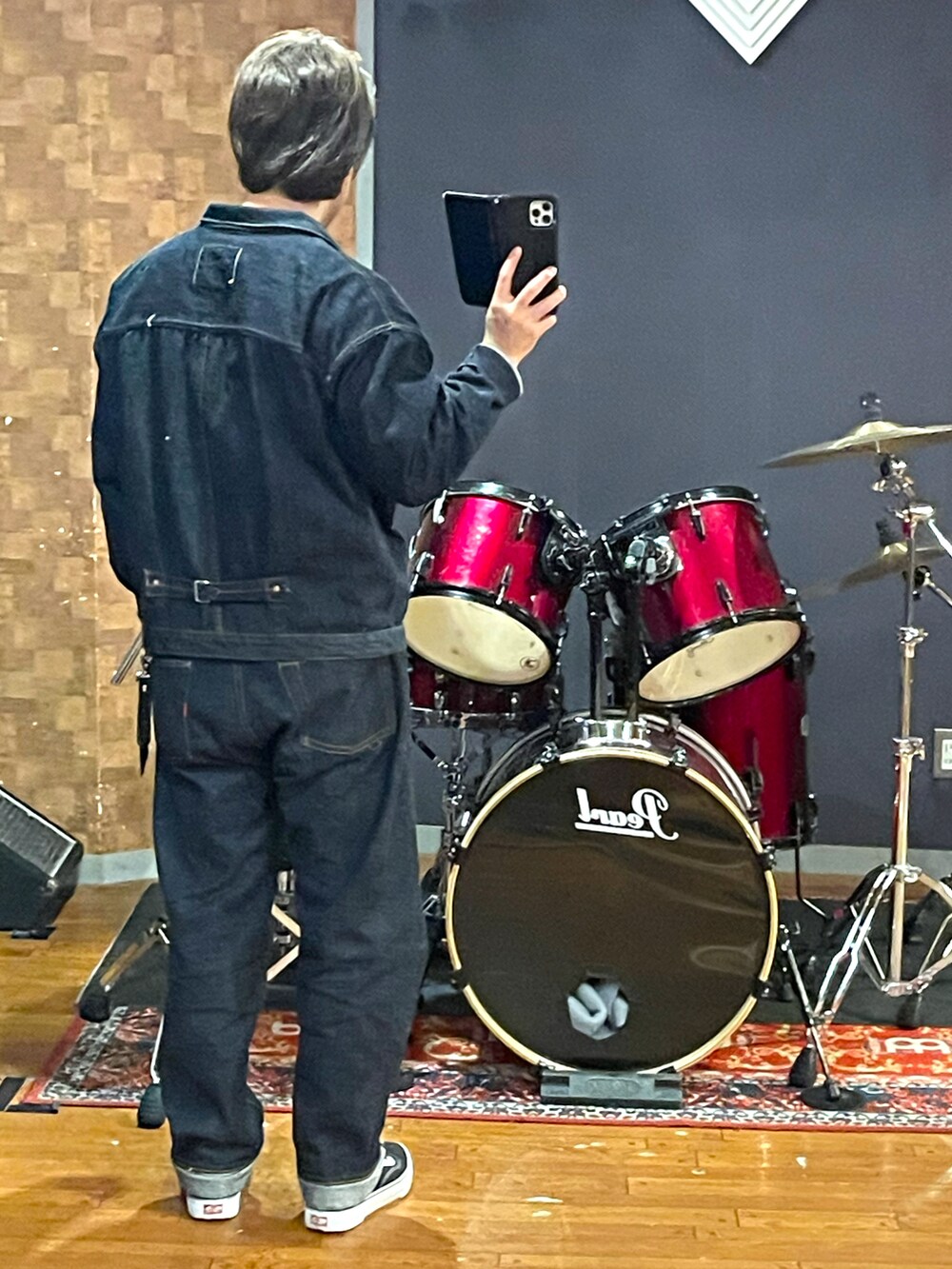 「onepieceofrock、VANS、デニム、デニムパンツ、デニムジャケット、セットアップ、スニーカー、カジュアル、大人カジュアル、シンプルコーデ、メンズファッション、denim、いいね、save、フォローお願いします🤑、おしゃれさんと繋がりたい、春コーデ」｜「onepieceofrockのアイテム（デニムジャケット、ブルー系）」を使った、minetoraさん（メンズ・171cm）の春コーディネートの3枚目の写真