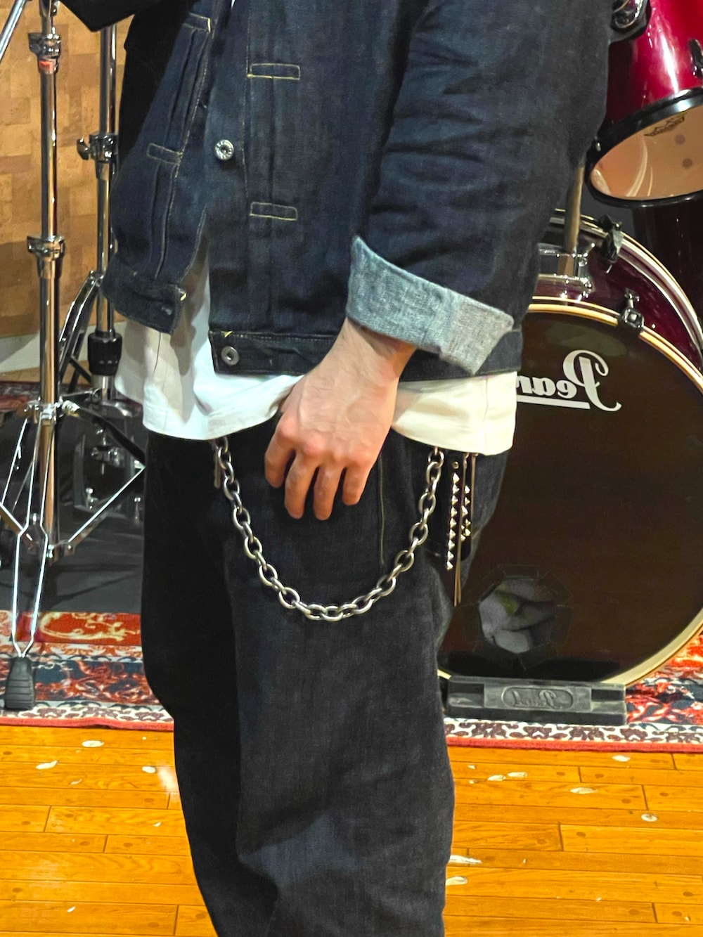 「onepieceofrock、BEAMS、Champion、VANS、デニム、スニーカー、ウォレットチェーン、春コーデ、白Tシャツ、カジュアル、大人カジュアル、シンプルコーデ、ラフ、アメカジ、今日のコーデ」｜「onepiece of rockのアイテム（デニムジャケット、ブルー系）」を使った、minetoraさん（メンズ・171cm）の春コーディネートの5枚目の写真